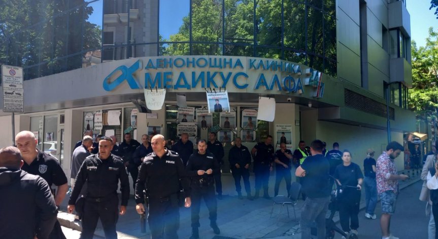 Според тях в медиите и социалните мрежи се тиражират множество неистини.