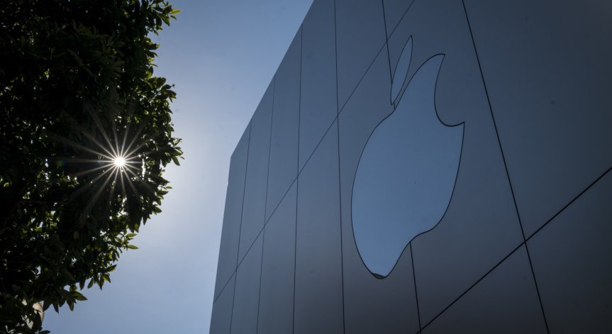 Огромен скандал с директора по сигурността на Apple