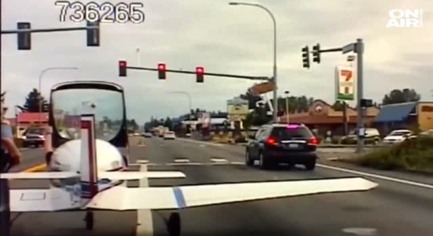 Самолет кацна аварийно на натоварено шосе в САЩ