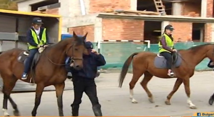 Униформени влизат в час, за да покажат работата под пагон