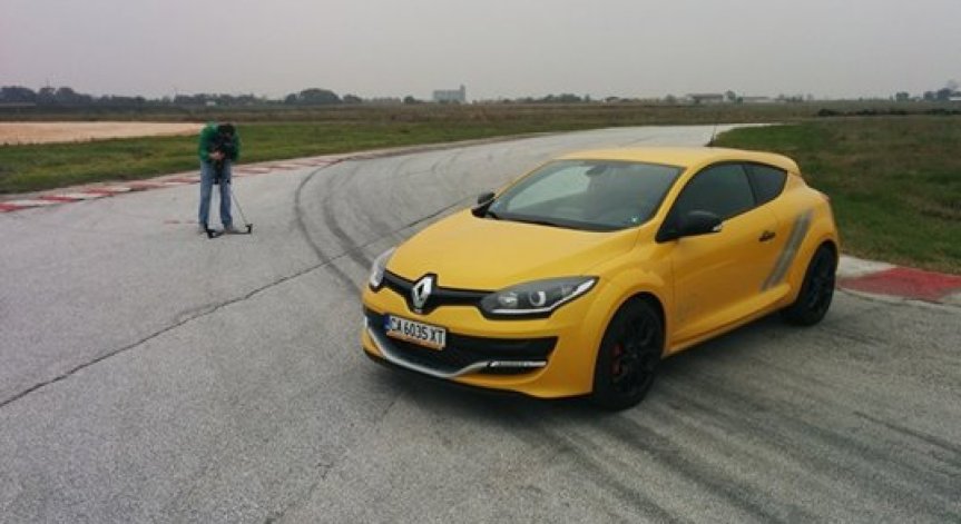 Луд за връзване: караме новия Megane R.S. 275 Trophy