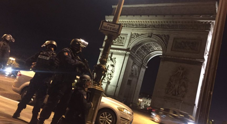 Полицай бе убит при стрелба в Париж, друг е ранен