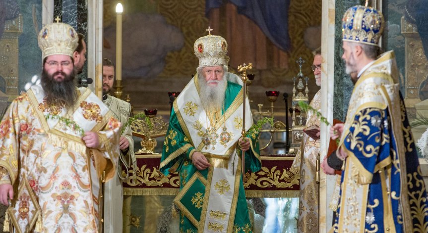 Приеха патриарх Неофит в болница със счупен крак