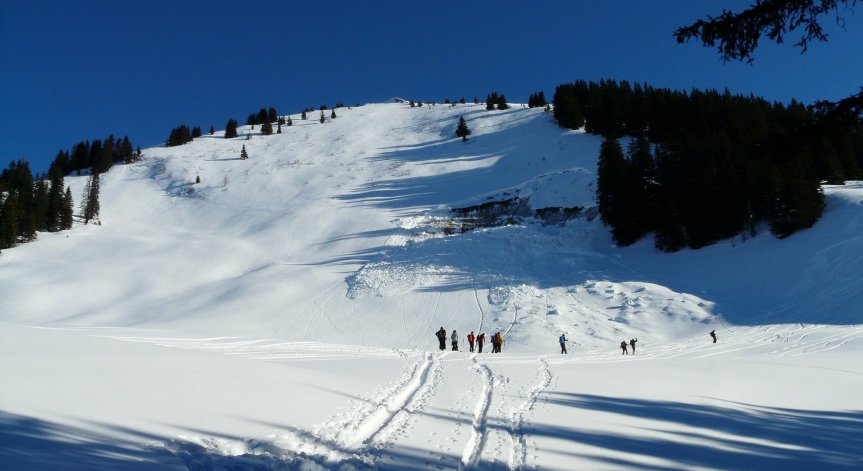 ПСС: Лавинната опасност остава, топлото време прави снега неустойчив