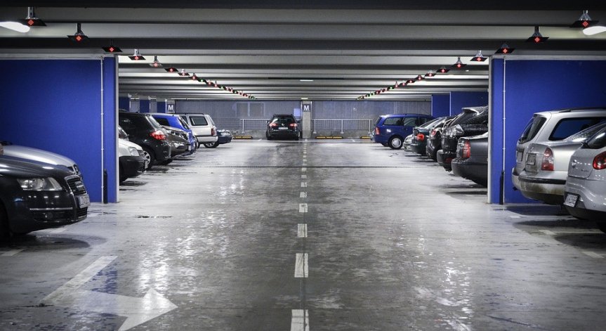 Парадокс: Електрическите коли не могат да се оставят на многоетажни паркинги, тежки са