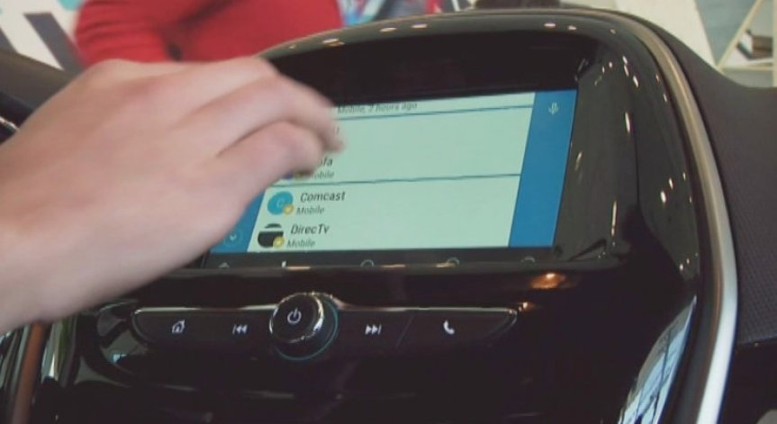 Смартфон на таблото: как работи Android Auto