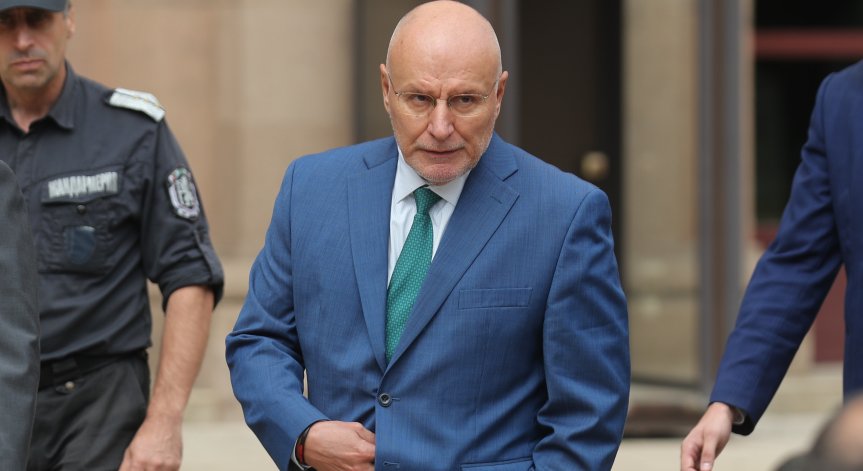 Обвиняват Димитър Радев за извършена държавна измяна.