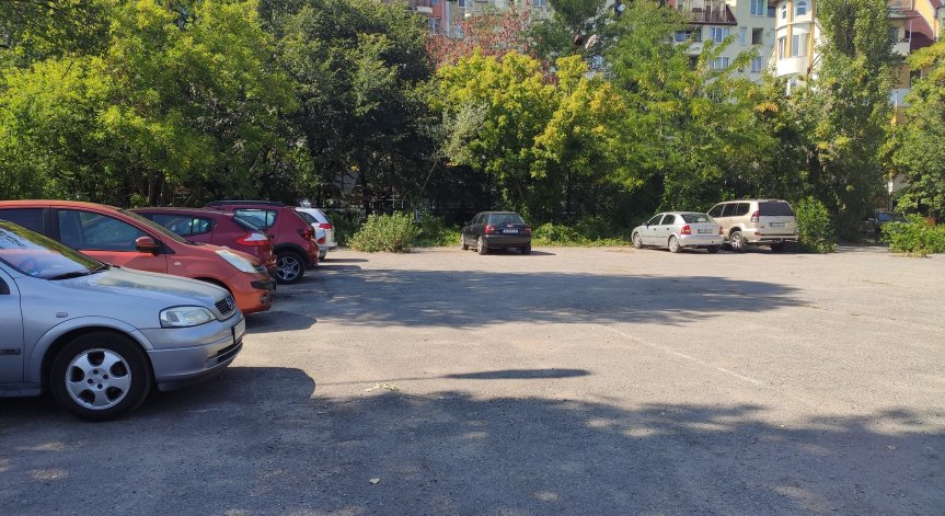 Продължава незаконното паркиране върху общински площи в район 