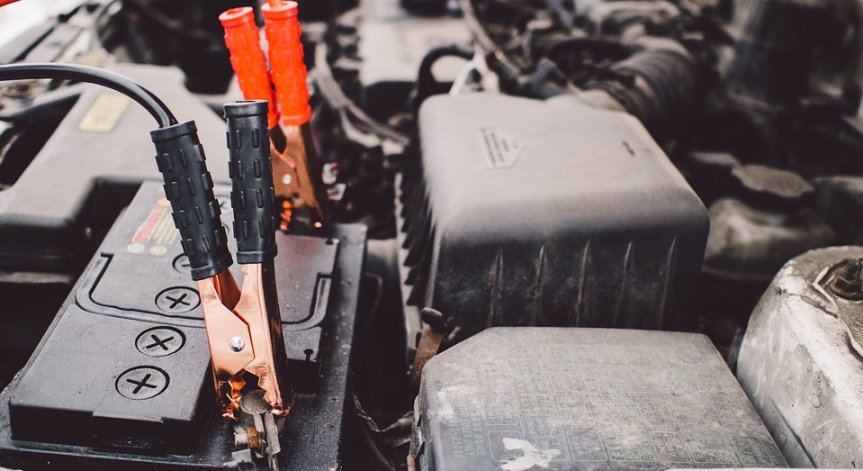 Защитният капак на автомобила - как може да повреди акумулатора?