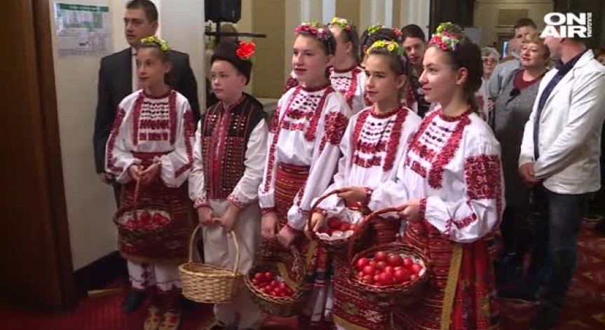 На Велика сряда деца в народни носии изненадаха депутатите в НС