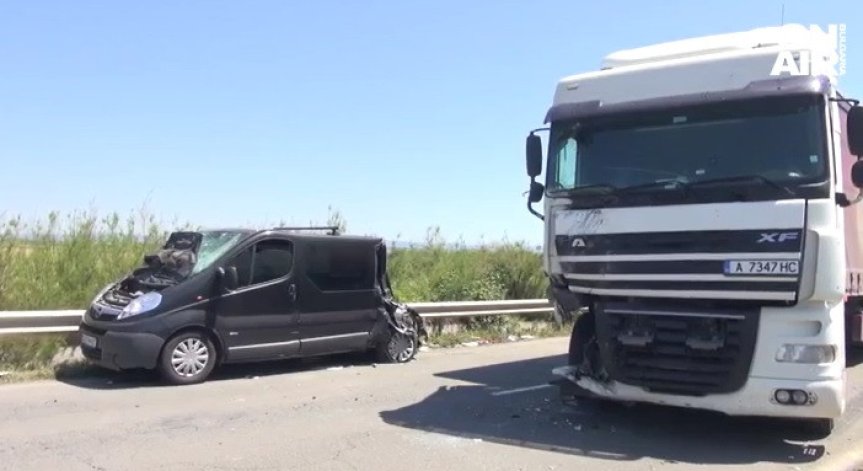 Двама души пострадаха при тежка катастрофа на пътя Поморие - Бургас