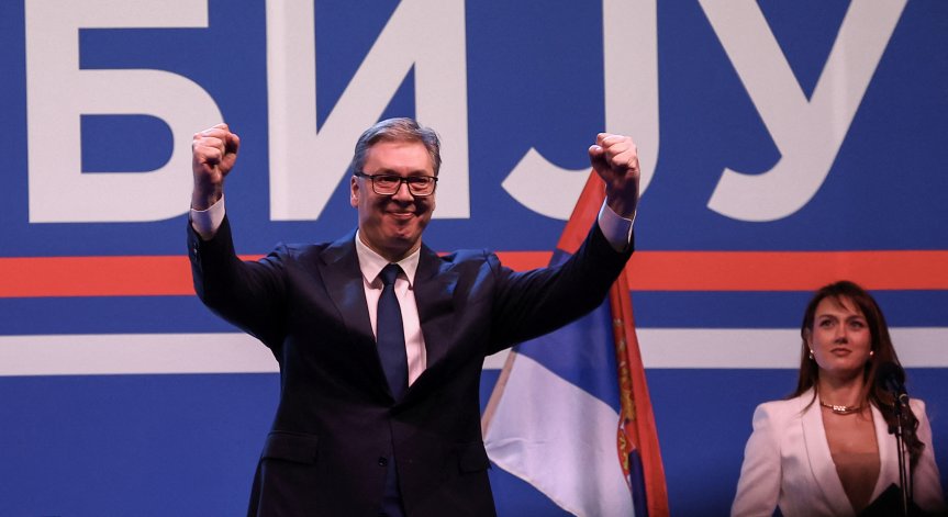 Вучич четеше писма, изпратени до него.