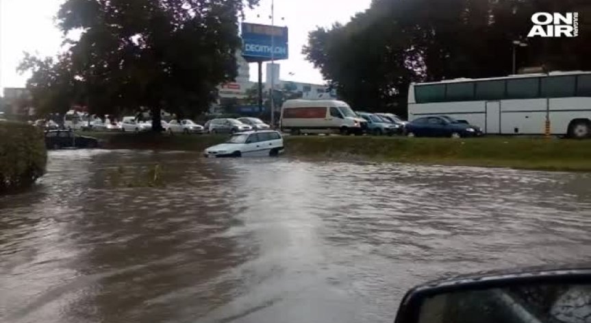 Лятна буря наводни Варна и превърна улиците в реки