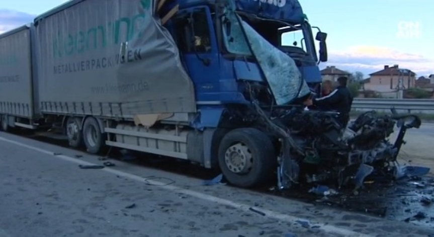 Двама души пострадаха при катастрофа на Околовръстното шосе в София