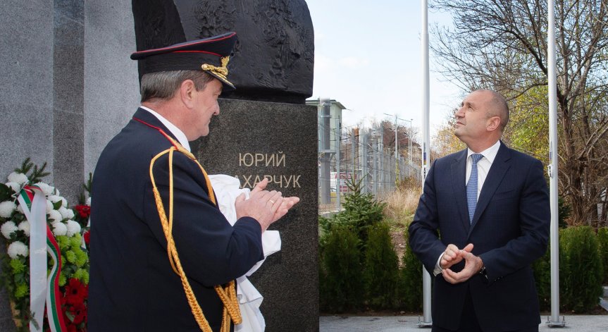 Румен Радев връчи Почетния знак на президента на шефа на пожарната