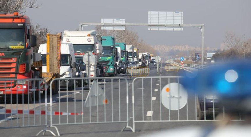 Верижна катастрофа блокира движението на 