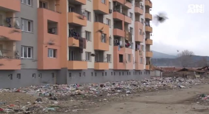 Чистотата около саниран блок в Казанлък просъществува само няколко месеца