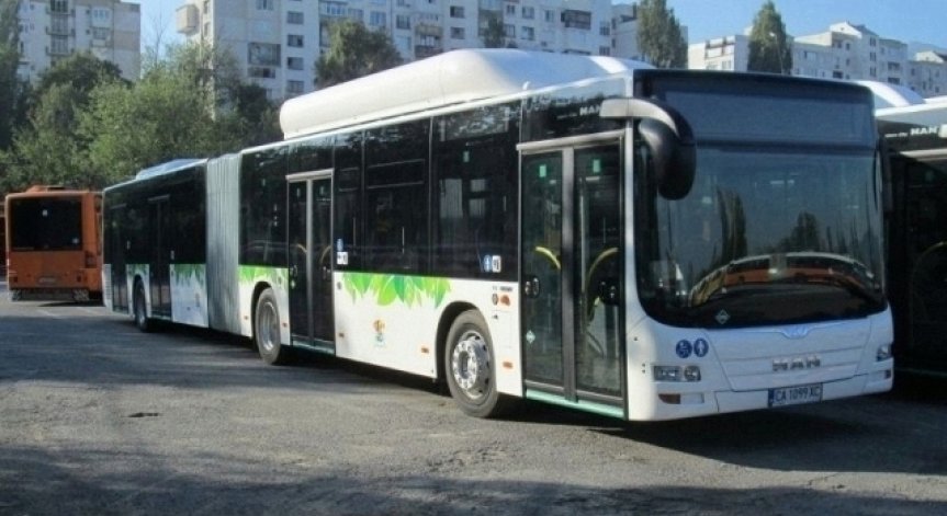 Шофьор на автобус, пълен с пътници, навлезе в насрещното, за да си купи храна