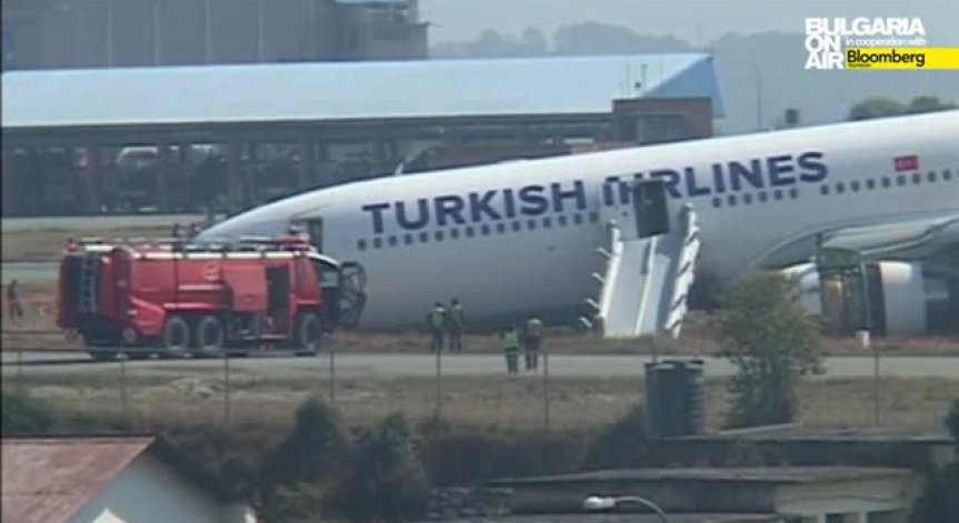 Самолет на Turkish Airlines излезе от пистата при кацане в Непал