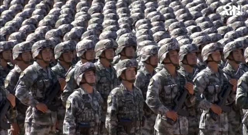 Китай отпразнува 90-годишнината на армията си с мощен военен парад