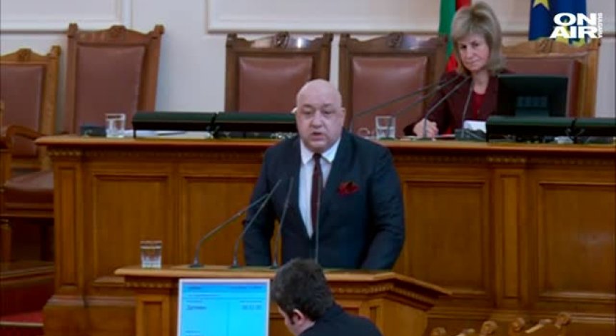 Спортният министър се разгневи на БСП: Некомпетентни!