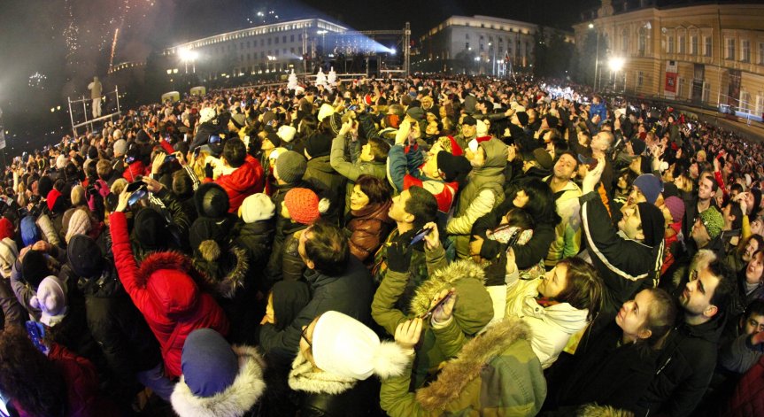 Хиляди посрещнаха 2018 г. с хоро на площада