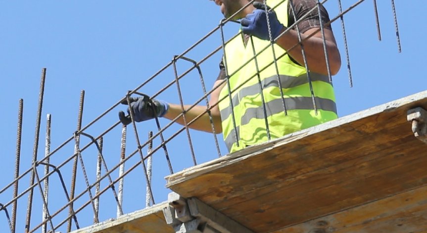 Helpbook: Съседи вдигнаха незаконна постройка, басейнът е до оградата ни