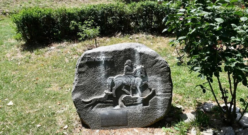 Поругаха български паметник на Мадарския конник в Скопие (+СНИМКА)