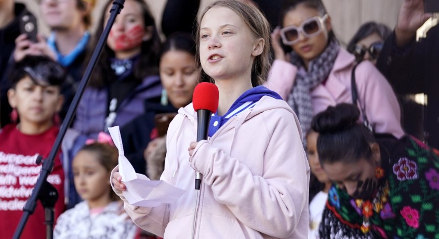 Сестрата на Грета Тунберг подложена на тормоз от хейтъри