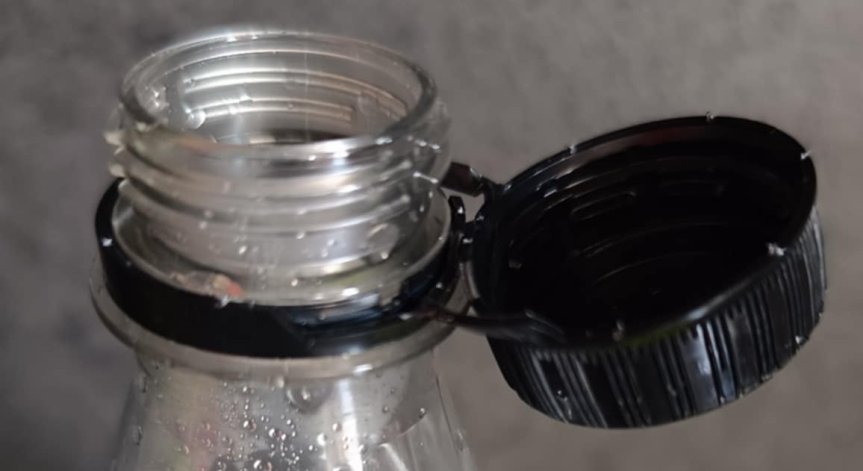 Много хора се оплакват, че капачките им пречат да пият нормално от бутилката.