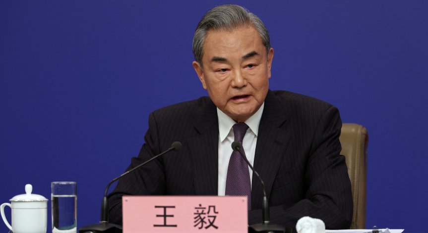 Външният министър на Китай зове за преговори и критикува САЩ.