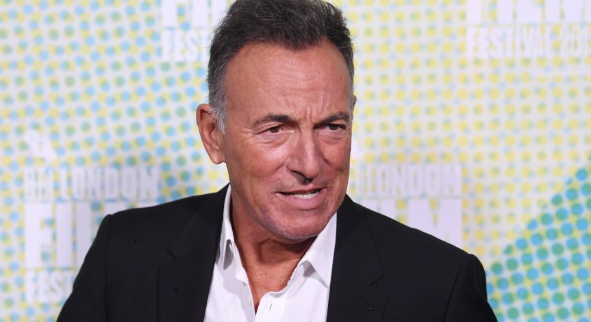 Брус Спрингстийн глобен с 500 долара, пил алкохол на плаж в Ню Джърси