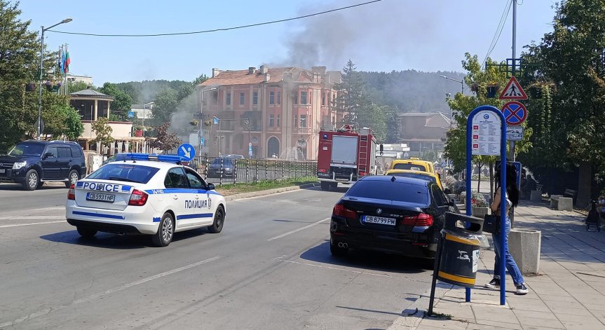 Гори дом за възрастни хора в Банкя