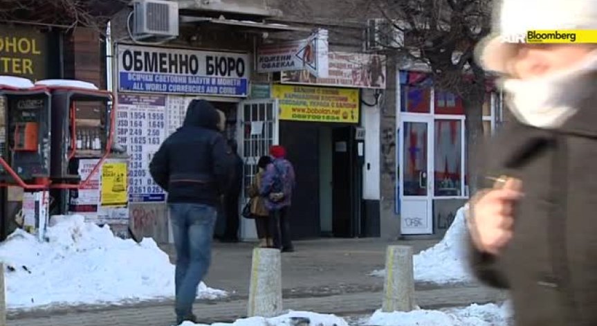 Еврото продължава да поевтинява  спрямо американския долар