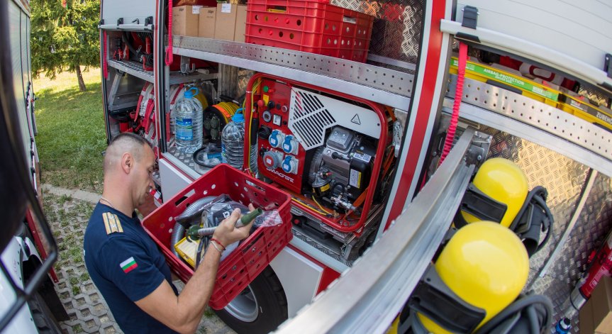 Пожарникарите правят всичко възможно огънят да не обхване намиращата се наблизо гора.