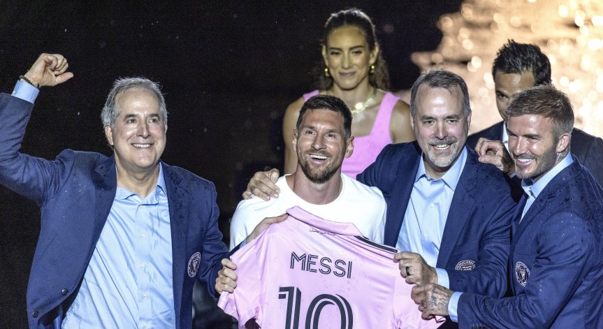 Проливен дъжд, гръмотевици и див козел посрещнаха Меси в Маями, феновете в истерия