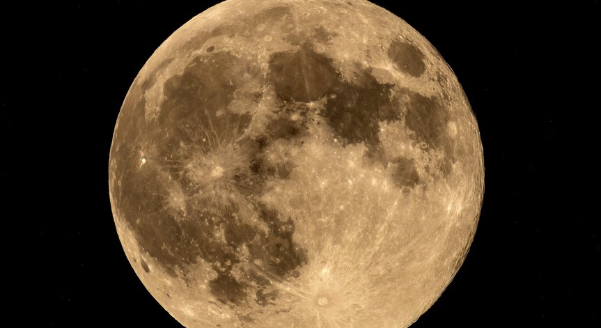 Човечеството започва да използва Луната.