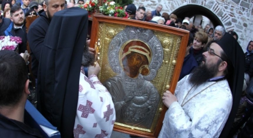Чудотворната икона на Света Богородица потегли към местността Клувията
