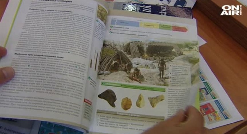 Издатели алармираха за нередности в рецензиите на учебници