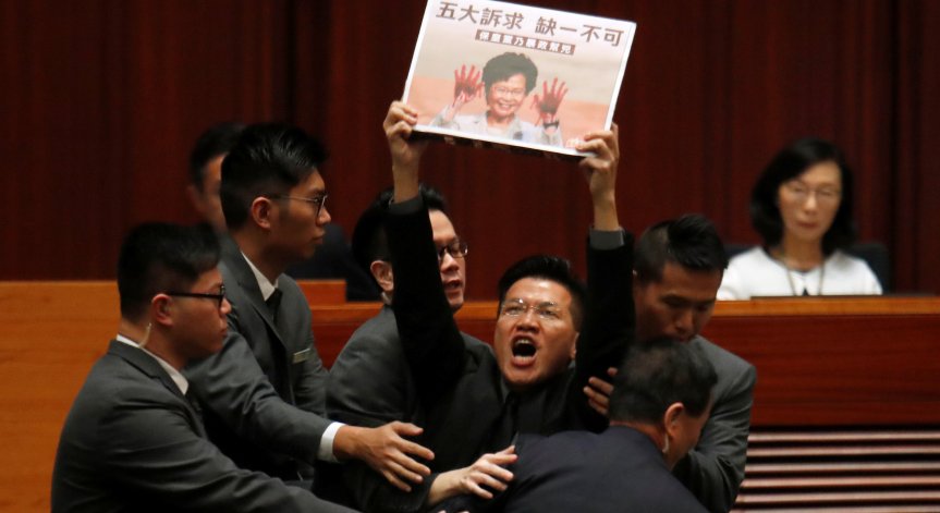 Ескалира напрежението в Хонконг: Пребиха партиен лидер