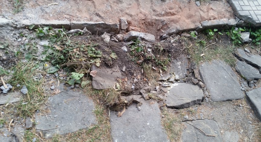 От HelpBook: Вандалски унищожен тротоар, могло е по друг начин