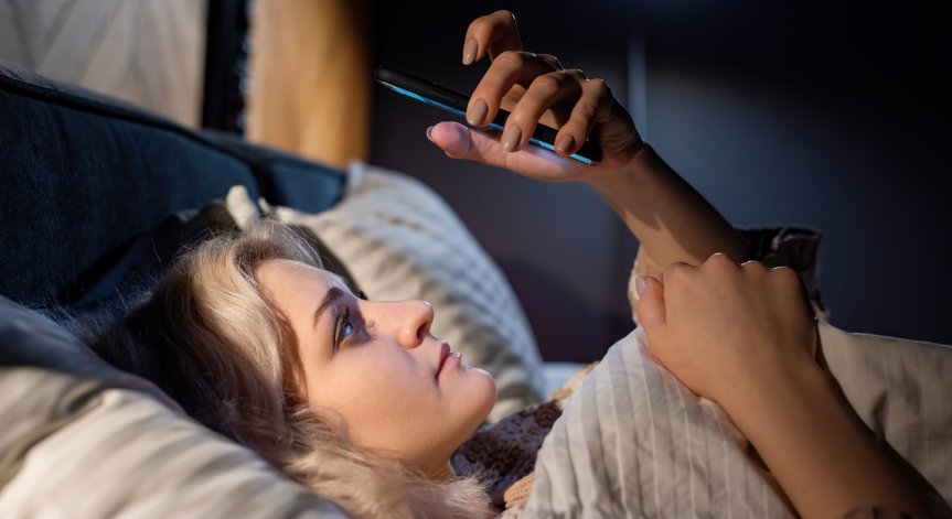 Екраните в спалнята: Невидимият враг на съня и психичното здраве