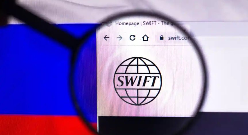 Какво е SWIFT и до какво ще доведе изключването на Русия?