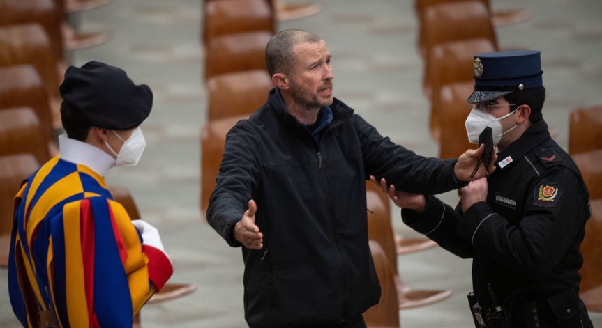 Мъж крещи на папата: Бог не те признава! Отче, ти не си крал