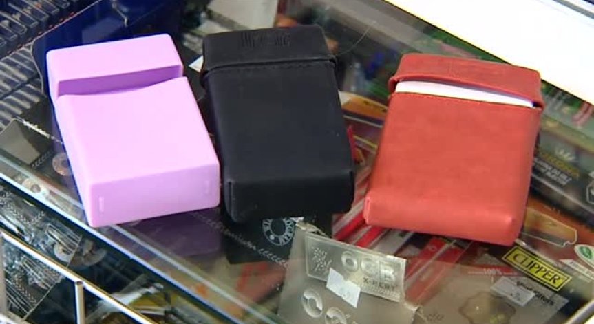 Пушачи закриват стряскащите изображения върху цигарите с калъфи