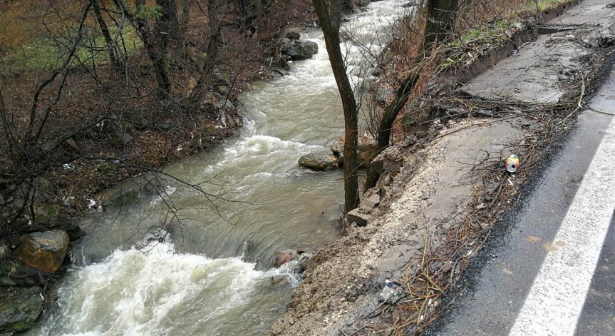 Свлачище затвори пътя Княжево - Владая в посока към София