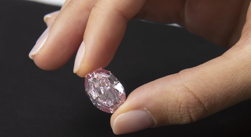 Продадоха рядък розов диамант за $26,6 млн.
