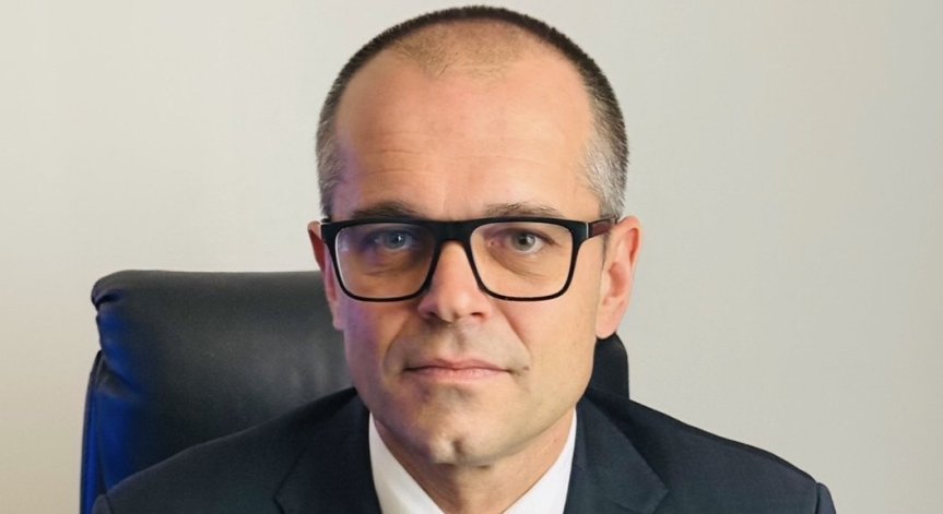 Заемал е експертни длъжности в министерството на регионалното развитие и благоустройството и КЗК.