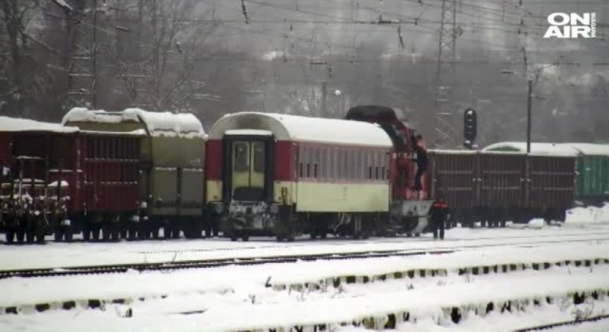 Локомотив се вряза във вагон с пътници в Мездра