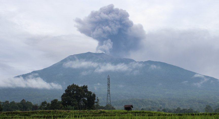 13 са загиналите туристи при изригването на вулкана в Индонезия